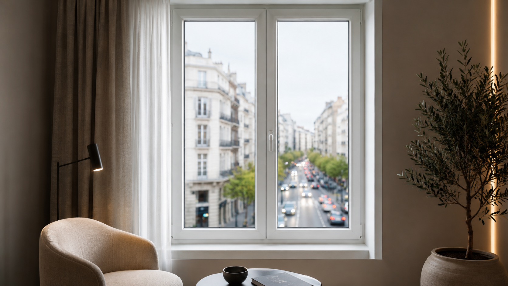 Ventana de PVC cerrada en vivienda urbana de Madrid que ayuda a reducir el ruido exterior y mejorar el confort interior